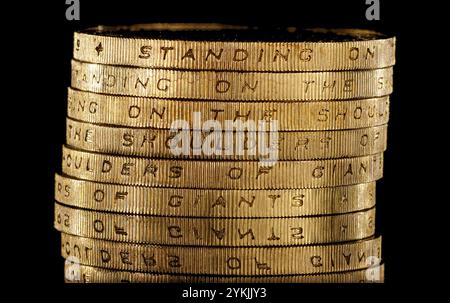Le monete da 2 sterline della tecnologia del Regno Unito con l'iscrizione sul bordo che recita "in piedi sulle spalle dei giganti" Foto Stock