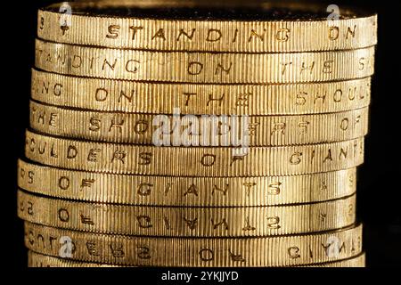 Le monete da 2 sterline della tecnologia del Regno Unito con l'iscrizione sul bordo che recita "in piedi sulle spalle dei giganti" Foto Stock