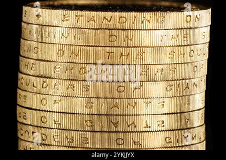 Le monete da 2 sterline della tecnologia del Regno Unito con l'iscrizione sul bordo che recita "in piedi sulle spalle dei giganti" Foto Stock