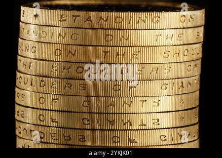 Le monete da 2 sterline della tecnologia del Regno Unito con l'iscrizione sul bordo che recita "in piedi sulle spalle dei giganti" Foto Stock