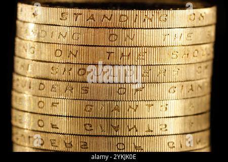 Le monete da 2 sterline della tecnologia del Regno Unito con l'iscrizione sul bordo che recita "in piedi sulle spalle dei giganti" Foto Stock