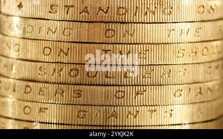 Le monete da 2 sterline della tecnologia del Regno Unito con l'iscrizione sul bordo che recita "in piedi sulle spalle dei giganti" Foto Stock