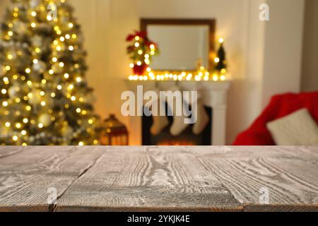 Tavolo vuoto in camera con albero di Natale e altri arredi festivi Foto Stock