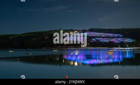 Campo di luce di Salcombe, raccogliendo fondi per RNLI, le luci si riflettono nelle acque calme di Salcombe Harbour fornendo uno specchio alle luci. Foto Stock