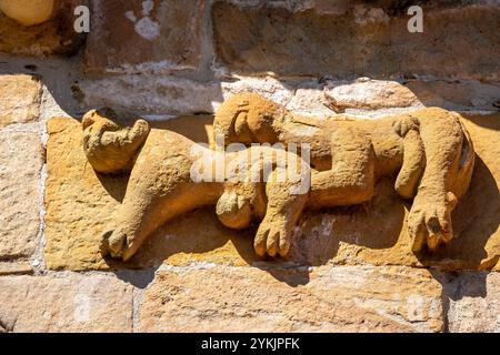 Coppia di leoni che abbracciano, Chiesa di San Cipriano de Bolmir, tempio romanico del XII secolo, villaggio di Bolmir, Campoo de Enmedio, Cantabria, Spagna. Foto Stock