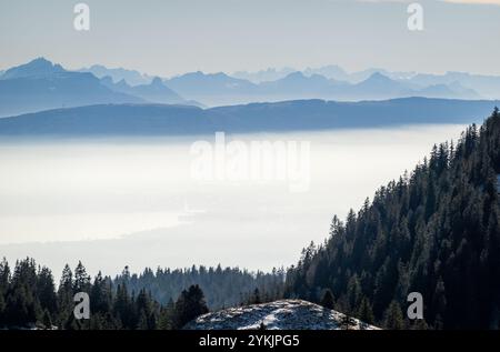 Le Alpi francesi si innalzano sopra la nebbia sul Lago di Ginevra Foto Stock