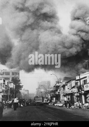 Il fumo nero copre le aree della capitale e i camion dei pompieri si precipitano sulle scene degli incendi incendiati durante gli attacchi dei Viet Foto Stock