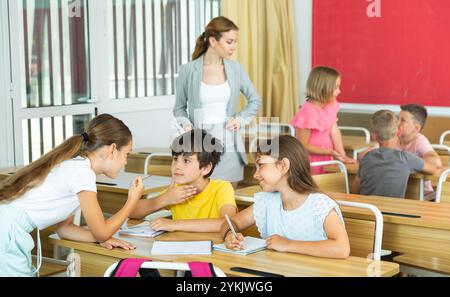 Studenti che svolgono compiti di squadra Foto Stock