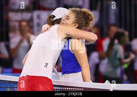 Malaga, Malaga, Spagna. 18 novembre 2024. IgA Swiatek della Polonia, Jasmine Paulini dell'Italia, un abbraccio dopo la partita di 3 set contro Jasmine Paulini dell'Italia durante le finali di Coppa Billie Jean King 2024 - Womens Tennis (Credit Image: © Mathias Schulz/ZUMA Press Wire) SOLO PER USO EDITORIALE! Non per USO commerciale! Foto Stock