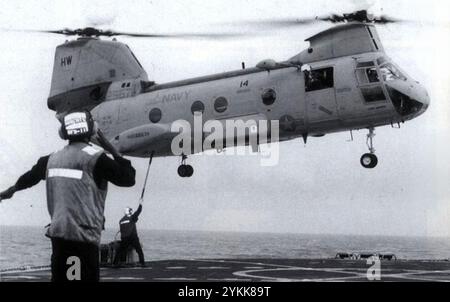 Boeing Vertol CH-46D Sea Knight dell'HC-6 sorvola la USS Santa Barbara (AE-28), nel 1994. Foto Stock