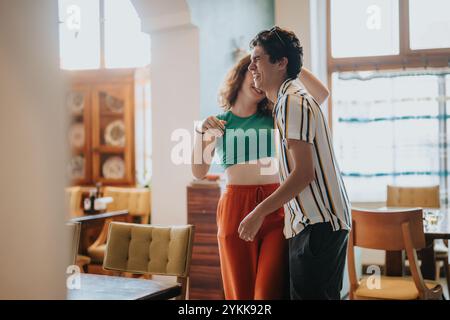 Giovani coppie che ridono insieme in un accogliente caffè Foto Stock