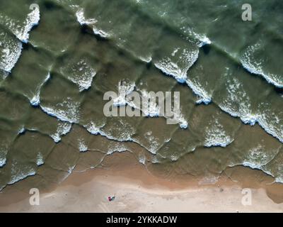 Vista aerea delle insolite onde quadrate che formano delle scatole conosciute come condizioni del mare sul lago Michigan Foto Stock