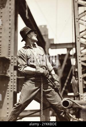 Derrick-Man sull'Empire State. Fotografia d'archivio d'epoca di Lewis Wickes Hine . Stati Uniti, circa 1931, fotografia Gelatin Silver print Foto Stock