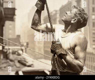 Empire State (The Hoister). Fotografia d'archivio d'epoca di Lewis Wickes Hine. Stati Uniti, circa 1931. Fotografia. Foto Stock