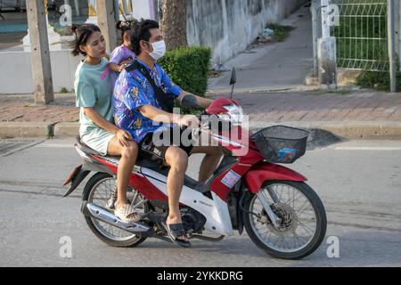 SAMUT PRAKAN, THAILANDIA, 16 GIUGNO 2024, una coppia sta guidando una moto con una ragazza Foto Stock