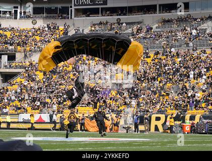 Pittsburgh, Pennsylvania, Stati Uniti. 17 novembre 2024. 17 novembre 2024: Paracadutista militare STATUNITENSE durante la partita tra Pittsburgh Steelers e Baltimore Ravens all'Acrisure Stadium di Pittsburgh, Pennsylvania. Brook Ward/Apparent Media Group (Credit Image: © AMG/AMG via ZUMA Press Wire) SOLO PER USO EDITORIALE! Non per USO commerciale! Foto Stock