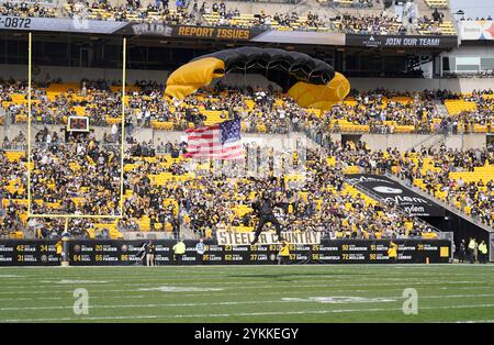 Pittsburgh, Pennsylvania, Stati Uniti. 17 novembre 2024. 17 novembre 2024: Paracadutista militare STATUNITENSE durante la partita tra Pittsburgh Steelers e Baltimore Ravens all'Acrisure Stadium di Pittsburgh, Pennsylvania. Brook Ward/Apparent Media Group (Credit Image: © AMG/AMG via ZUMA Press Wire) SOLO PER USO EDITORIALE! Non per USO commerciale! Foto Stock