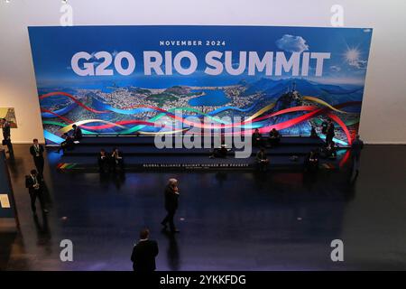 Rio de Janeiro, Brasilien, 18.11.2024: Museu de Arte moderna do Rio de Janeiro: G20-Gipfel: DAS Logo am Tagungsort *** Rio de Janeiro, Brasile, 18 11 2024 Museu de Arte moderna do Rio de Janeiro G20 Summit il logo presso la sede della conferenza Copyright: XdtsxNachrichtenagenturx dts 51961 Foto Stock