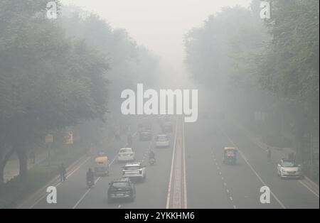 Nuova Delhi, India. 18 novembre 2024. NUOVA DELHI, INDIA - 18 NOVEMBRE 2024: Spesso strato di smog in mezzo all'aumento dei livelli di inquinamento a Tilak Marg vicino alla Corte Suprema a nuova Delhi, India. (Foto di Arvind Yadav/Hindustan Times/Sipa USA) credito: SIPA USA/Alamy Live News Foto Stock