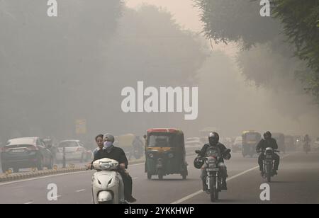 Nuova Delhi, India. 18 novembre 2024. NUOVA DELHI, INDIA - 18 NOVEMBRE 2024: Spesso strato di smog in mezzo all'aumento dei livelli di inquinamento a Tilak Marg vicino alla Corte Suprema a nuova Delhi, India. (Foto di Arvind Yadav/Hindustan Times/Sipa USA) credito: SIPA USA/Alamy Live News Foto Stock