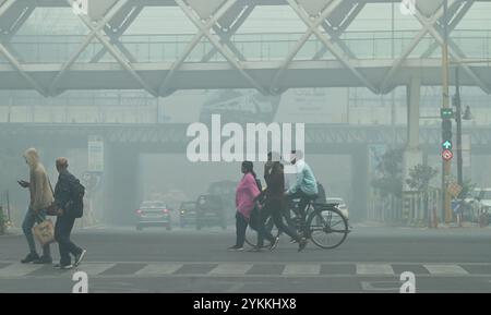 Nuova Delhi, India. 18 novembre 2024. NUOVA DELHI, INDIA - 18 NOVEMBRE 2024: Spesso strato di smog in mezzo all'aumento dei livelli di inquinamento a Tilak Marg vicino alla Corte Suprema a nuova Delhi, India. (Foto di Arvind Yadav/Hindustan Times/Sipa USA) credito: SIPA USA/Alamy Live News Foto Stock