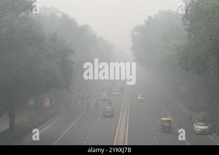 Nuova Delhi, India. 18 novembre 2024. NUOVA DELHI, INDIA - 18 NOVEMBRE 2024: Spesso strato di smog in mezzo all'aumento dei livelli di inquinamento a Tilak Marg vicino alla Corte Suprema a nuova Delhi, India. (Foto di Arvind Yadav/Hindustan Times/Sipa USA) credito: SIPA USA/Alamy Live News Foto Stock