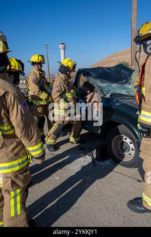 I membri della protezione antincendio del 124th Fighter Wing partecipano a un'esercitazione di risposta agli incidenti gravi a Gowen Field, Boise, Idaho, 8 novembre 2024. Lo scenario di questo MARE includeva due vittime intrappolate in un veicolo che è stato schiacciato da una bomba inerte nell'area di sosta delle munizioni di Gowen. (Foto della U.S. Air National Guard di Tech Sgt. Mercedee Wilds) Foto Stock