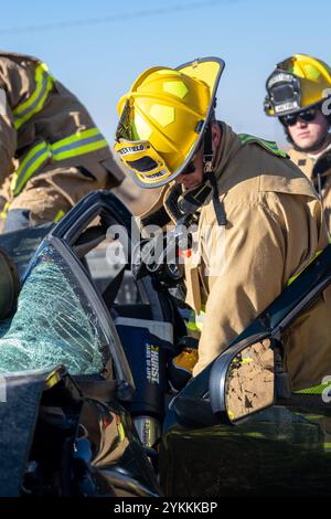 I membri della protezione antincendio del 124th Fighter Wing partecipano a un'esercitazione di risposta agli incidenti gravi a Gowen Field, Boise, Idaho, 8 novembre 2024. Lo scenario di questo MARE includeva due vittime intrappolate in un veicolo che è stato schiacciato da una bomba inerte nell'area di sosta delle munizioni di Gowen. (Foto della U.S. Air National Guard di Tech Sgt. Mercedee Wilds) Foto Stock