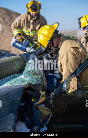 I membri della protezione antincendio del 124th Fighter Wing partecipano a un'esercitazione di risposta agli incidenti gravi a Gowen Field, Boise, Idaho, 8 novembre 2024. Lo scenario di questo MARE includeva due vittime intrappolate in un veicolo che è stato schiacciato da una bomba inerte nell'area di sosta delle munizioni di Gowen. (Foto della U.S. Air National Guard di Tech Sgt. Mercedee Wilds) Foto Stock