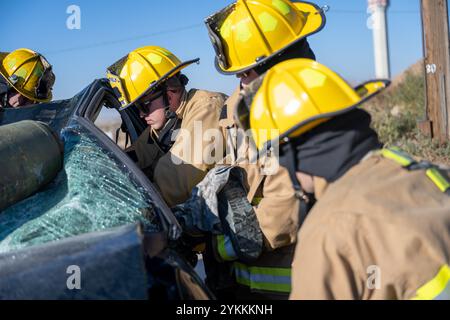 I membri della protezione antincendio del 124th Fighter Wing partecipano a un'esercitazione di risposta agli incidenti gravi a Gowen Field, Boise, Idaho, 8 novembre 2024. Lo scenario di questo MARE includeva due vittime intrappolate in un veicolo che è stato schiacciato da una bomba inerte nell'area di sosta delle munizioni di Gowen. (Foto della U.S. Air National Guard di Tech Sgt. Mercedee Wilds) Foto Stock