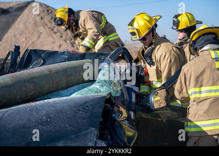 I membri della protezione antincendio del 124th Fighter Wing partecipano a un'esercitazione di risposta agli incidenti gravi a Gowen Field, Boise, Idaho, 8 novembre 2024. Lo scenario di questo MARE includeva due vittime intrappolate in un veicolo che è stato schiacciato da una bomba inerte nell'area di sosta delle munizioni di Gowen. (Foto della U.S. Air National Guard di Tech Sgt. Mercedee Wilds) Foto Stock