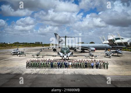 Illustri visitatori provenienti da 16 paesi si esibiscono insieme per una foto di gruppo durante CRUZEX 2024 presso la Natal Air Force base, Brasile, 9 novembre 2024. Dopo aver festeggiato 200 anni di relazioni diplomatiche con il Brasile, il comandante dell'Air Forces Southern, il maggiore generale David Mineau, ha visitato Natal per dare un'occhiata a cosa fosse CRUZEX 2024. (Foto U.S. Air Force di staff Sgt. Madeline Herzog) Foto Stock