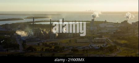 Vista aerea della fabbrica per la manipolazione e la lavorazione dei fosfati. Mosaic Riverview Plant a Tampa, Florida. Impianto industriale per prodotti chimici Foto Stock