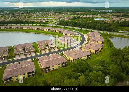 Vista aerea di case di famiglia strettamente localizzate con stagni di ritenzione per prevenire le inondazioni in Florida chiusa area suburbana. Sviluppo immobiliare in Foto Stock