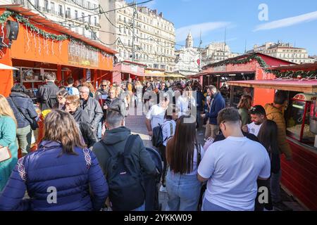 Marsiglia, Francia. 17 novembre 2024. I visitatori passeggiano attraverso le corsie della 222a Fiera di Santon a Marsiglia. La 222a edizione della Fiera di Santon riunisce 22 artigiani di Santon provenienti dalla Provenza. La fiera, che attira migliaia di visitatori ogni anno, sarà naturalmente un'opportunità per scoprire i classici e le ultime creazioni di artigiani sul Quai du Port fino al 5 gennaio 2025. Credito: SOPA Images Limited/Alamy Live News Foto Stock