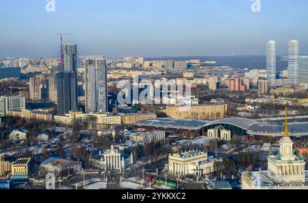 MOSCA, RUSSIA - 14 MARZO 2024. Veduta aerea dei padiglioni della Mostra delle realizzazioni dell' economia Nazionale e la costruzione di Foto Stock