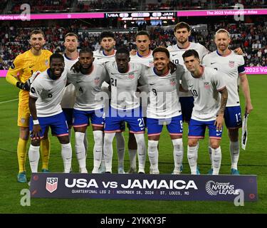 St. Louis, Missouri, Stati Uniti. 18 novembre 2024. La squadra nazionale maschile degli Stati Uniti posa per la foto della squadra titolare prima della partita contro la Giamaica nei quarti di finale della Nations League al CityPark di St. Louis, Missouri. (Credit Image: © Sven White/ZUMA Press Wire) SOLO PER USO EDITORIALE! Non per USO commerciale! Foto Stock