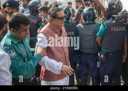 Dacca, Bangladesh. 18 novembre 2024. L'ex ministro del Bangladesh Rashed Khan Menonis (C) viene portato al tribunale del Tribunale internazionale per i crimini (ICT). Tredici ex alti funzionari del governo bengalese arrestati dopo la rivoluzione di agosto sono apparsi in tribunale il 18 novembre accusati di "consentire massacri”, con i pubblici ministeri che ripetono le richieste di estradizione per l'ex leader in esilio Sheikh Hasina. (Foto di Sazzad Hossain/SOPA Images/Sipa USA) credito: SIPA USA/Alamy Live News Foto Stock