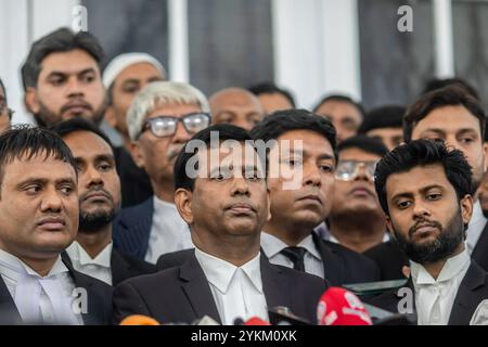 Dacca, Bangladesh. 18 novembre 2024. Il procuratore capo del Tribunale internazionale per i crimini (ICT) del Bangladesh Mohammad Tajul Islam (C) si rivolge ai media al di fuori del tribunale delle TIC. Tredici ex alti funzionari del governo bengalese arrestati dopo la rivoluzione di agosto sono apparsi in tribunale il 18 novembre accusati di "consentire massacri”, con i pubblici ministeri che ripetono le richieste di estradizione per l'ex leader in esilio Sheikh Hasina. (Foto di Sazzad Hossain/SOPA Images/Sipa USA) credito: SIPA USA/Alamy Live News Foto Stock