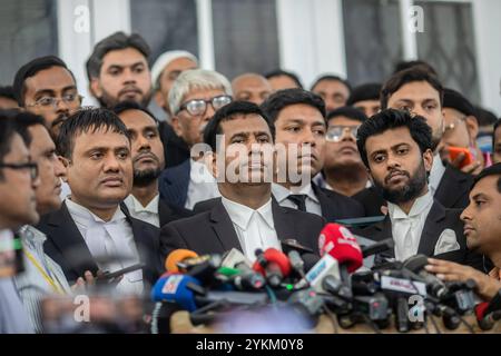 Dacca, Bangladesh. 18 novembre 2024. Il procuratore capo del Tribunale internazionale per i crimini (ICT) del Bangladesh Mohammad Tajul Islam (C) si rivolge ai media al di fuori del tribunale delle TIC. Tredici ex alti funzionari del governo bengalese arrestati dopo la rivoluzione di agosto sono apparsi in tribunale il 18 novembre accusati di "consentire massacri”, con i pubblici ministeri che ripetono le richieste di estradizione per l'ex leader in esilio Sheikh Hasina. (Foto di Sazzad Hossain/SOPA Images/Sipa USA) credito: SIPA USA/Alamy Live News Foto Stock