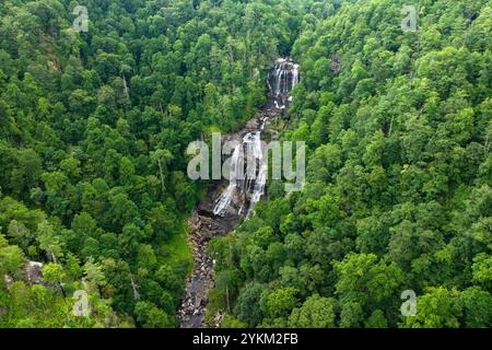 Cascate Whitewater nella Nantahala National Forest, North Carolina, Stati Uniti. Splendido paesaggio con alte cascate che cadono dall'acqua cristallina dalla roccia Foto Stock