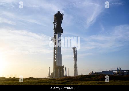 Brownsville, Texas, Stati Uniti. 18 novembre 2024. Un razzo SpaceX Starship si erge alto sulla rampa di lancio prima del suo sesto test di volo da Starbase, Boca Chica, Texas, il 18 novembre 2024. Il lancio è previsto per il 19 novembre 2024, durante una finestra di lancio di 30 minuti che si apre alle 16:00 CST. Il test prevede il secondo tentativo di catturare il Super Heavy Booster della nave stellare dalle bacchette sulla torre di lancio. (Immagine di credito: © Jennifer Briggs/ZUMA Press Wire) SOLO PER USO EDITORIALE! Non per USO commerciale! Foto Stock