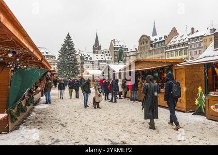 FRANCIA, ALSAZIA, BAS-RHIN (67), STRASBURGO, PLACE KLEBER CHRISTMAS MARKET IN THE SNOW Foto Stock