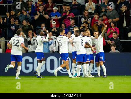 St. Louis, Missouri, Stati Uniti. 18 novembre 2024. I compagni di squadra festeggiano con l'attaccante Christian Pulisic (10) dopo un gol al tredicesimo minuto durante la seconda tappa della partita di calcio di quarti di finale della CONCACAF tra la Nazionale maschile degli Stati Uniti e Panama il 18 novembre 2024 a St. Louis, Missouri. Gli Stati Uniti hanno vinto il match 4-2, e i quarti di finale 5-2 in totale. (Credit Image: © Scott Coleman/ZUMA Press Wire) SOLO PER USO EDITORIALE! Non per USO commerciale! Foto Stock