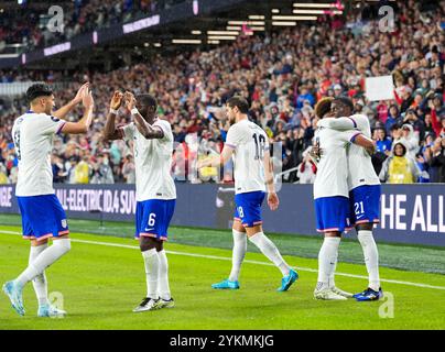 St. Louis, Missouri, Stati Uniti. 18 novembre 2024. I compagni di squadra festeggiano dopo che l'attaccante degli Stati Uniti Tim Weah (21) segna un gol al 56 ° minuto nella partita di calcio dei quarti di finale della CONCACAF tra la nazionale maschile degli Stati Uniti e Panama il 18 novembre 2024 a St. Louis, Missouri. Gli Stati Uniti hanno vinto il match 4-2, e i quarti di finale 5-2 in totale. (Credit Image: © Scott Coleman/ZUMA Press Wire) SOLO PER USO EDITORIALE! Non per USO commerciale! Foto Stock