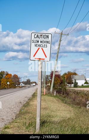 Cartello segnaletico veicoli lenti a Coatsworth, Ontario, Canada Foto Stock