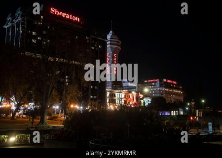 Sheraton, Casino e Crowne Plaza segnalano di notte a Niagara Falls, Ontario, Canada Foto Stock