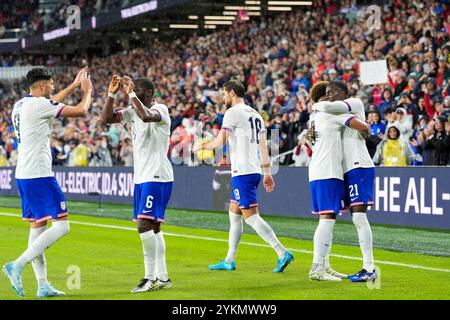 St. 18 novembre 2024. I compagni di squadra festeggiano dopo che l'attaccante degli Stati Uniti Tim Weah (21) segna un gol al 56 ° minuto nella partita di calcio dei quarti di finale della CONCACAF tra la Nazionale maschile degli Stati Uniti e Panama il 18 novembre 2024, a St. Louis, Missouri. Gli Stati Uniti hanno vinto il match 4-2, e i quarti di finale 5-2 in totale. Credito: dpa/Alamy Live News Foto Stock