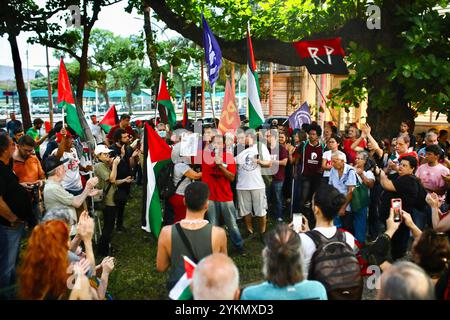 Rio De Janeiro, Brasile. 31 ottobre 2023. I manifestanti si radunano di fronte al consolato americano a Rio de Janeiro per chiedere un cessate il fuoco a Gaza e dimostrare sostegno ai palestinesi. A Rio de Janeiro, i residenti della favela vedono somiglianze tra il trattamento della loro comunità e quello dei palestinesi in Cisgiordania. Alcune favelas hanno persino una strada soprannominata "Striscia di Gaza" a causa del costante fuoco. A Rio de Janeiro si sono svolte diverse manifestazioni filo-palestinesi, che hanno radunato attivisti di base nelle favelas. (Immagine di credito: © Apolline Guillerot-Malick/SOPA Images via ZUMA Press Wire) EDITO Foto Stock