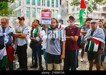 Rio De Janeiro, Brasile. 31 ottobre 2023. I manifestanti si radunano di fronte al consolato americano a Rio de Janeiro per chiedere un cessate il fuoco a Gaza e dimostrare sostegno ai palestinesi. A Rio de Janeiro, i residenti della favela vedono somiglianze tra il trattamento della loro comunità e quello dei palestinesi in Cisgiordania. Alcune favelas hanno persino una strada soprannominata "Striscia di Gaza" a causa del costante fuoco. A Rio de Janeiro si sono svolte diverse manifestazioni filo-palestinesi, che hanno radunato attivisti di base nelle favelas. (Immagine di credito: © Apolline Guillerot-Malick/SOPA Images via ZUMA Press Wire) EDITO Foto Stock